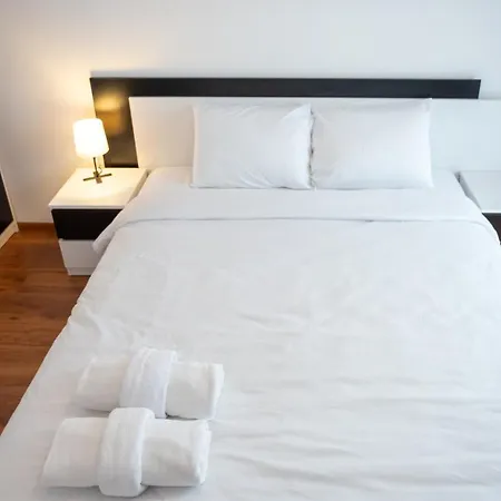 Sunny 1bdr Near Center Apartment *